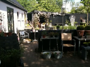 Terrasse Havehusets Terrasse - en af havens mange siddepladser